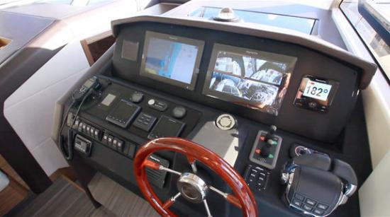 Greenline 48 Fly helm