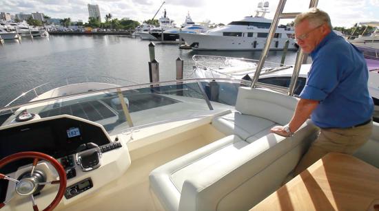 Greenline 48 Fly lounge seat