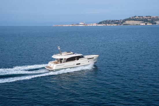 Greenline 48 Fly running