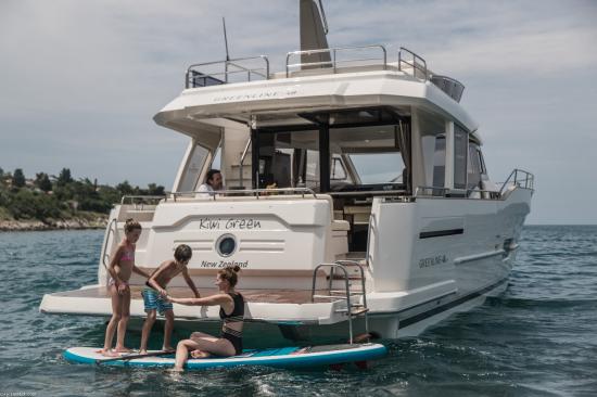 Greenline 48 Fly swim platform