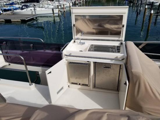 Greenline 48 Fly wet bar