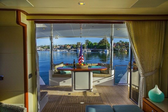 Hampton 650 aft deck