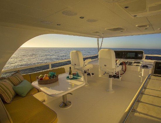 Hampton 650 flybridge sofa