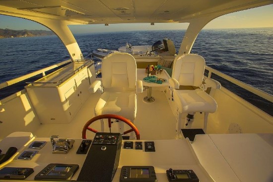 Hampton 650 fly bridge