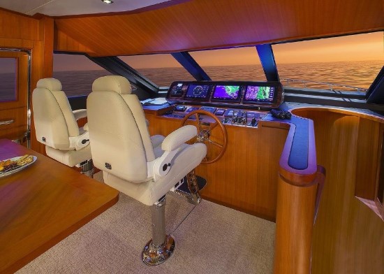 Hampton 650 helm seats