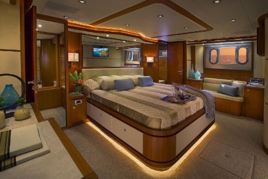 Hampton 650 master stateroom