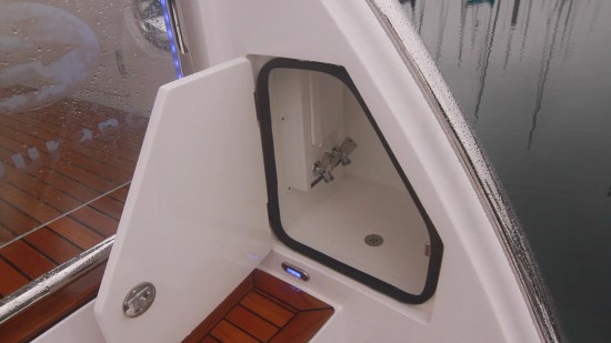 Hampton Yachts 658 Endurance LRC compartments