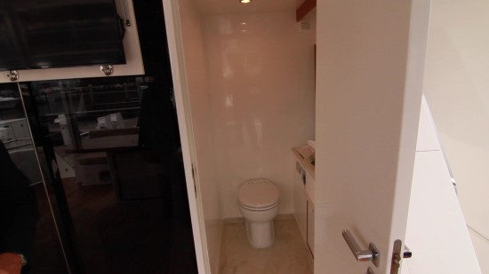 Hampton Yachts 658 Endurance LRC day head