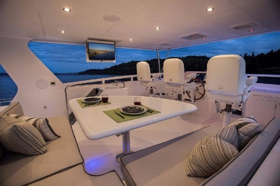 Hampton Yachts 658 Endurance LRC fly bridge
