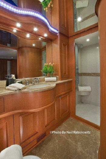 Hampton Yachts 658 Endurance LRC head