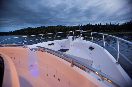 Hampton Yachts 658 Endurance LRC portuguese bridge