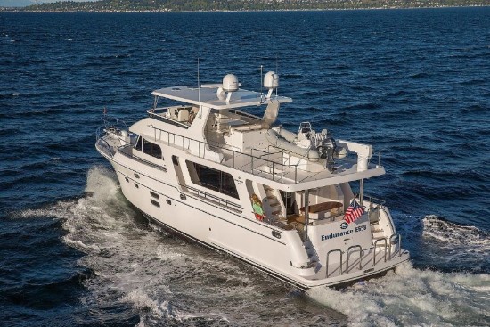 Hampton Yachts 658 Endurance LRC davit