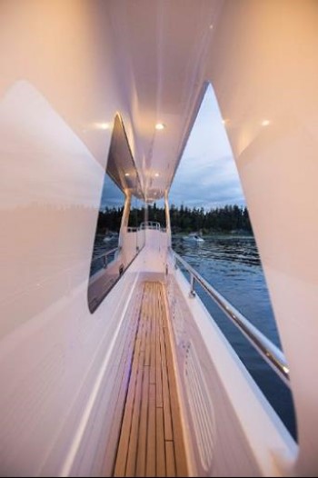 Hampton Yachts 658 Endurance LRC side decks