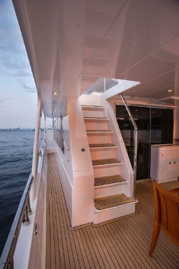 Hampton Yachts 658 Endurance LRC stairs