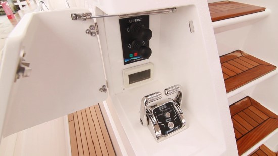 Hampton Yachts 658 Endurance LRC bow stern thrusters