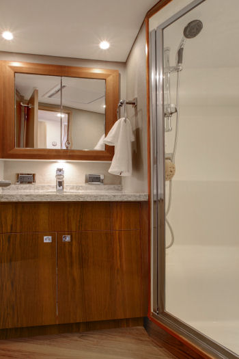 Hatteras 45 Express head