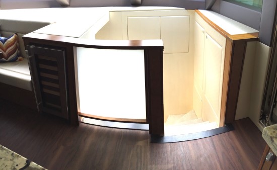 Hatteras 60 Motor Yacht companionway