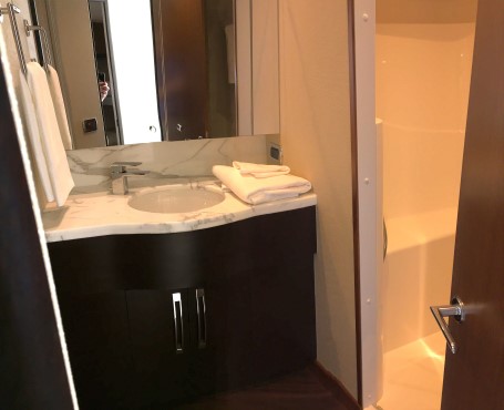 Hatteras 60 Motor Yacht guest head