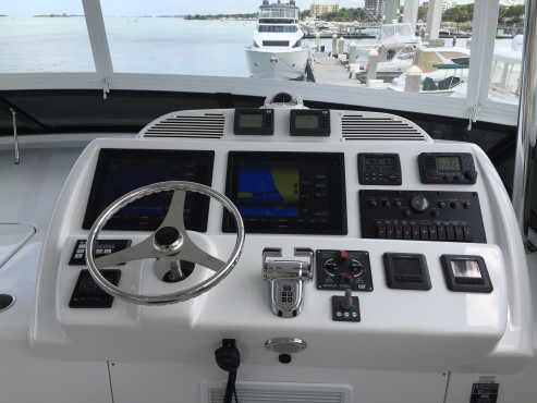 Hatteras 60 Motor Yacht helm