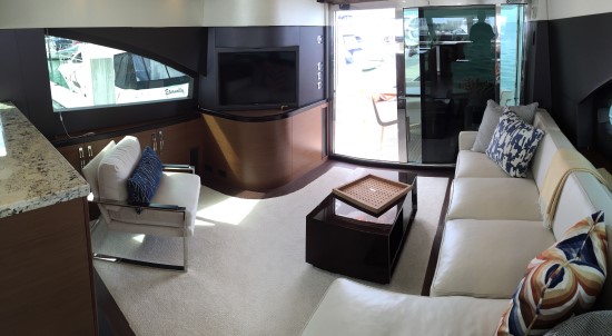 Hatteras 60 Motor Yacht salon