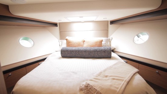 Hatteras 60 Motor Yacht vip stateroom