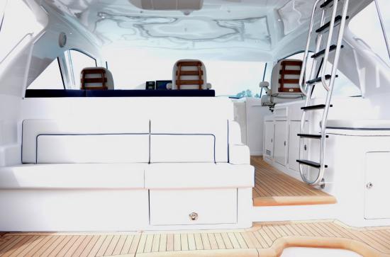 Hatteras GT45X Flybridge cockpit
