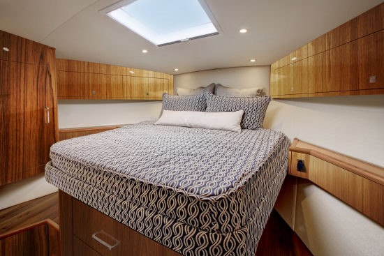 Hatteras GT45X Flybridge island berth