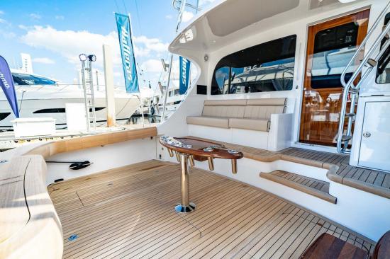 Hatteras GT59 aft seating
