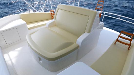 Hatteras GT59 chaise seating