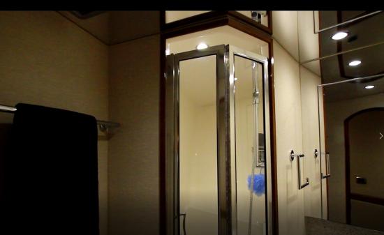 Hatteras GT59 shower