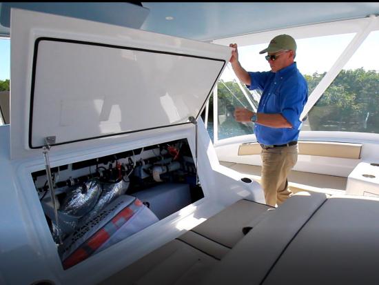 Hatteras GT59 lounger