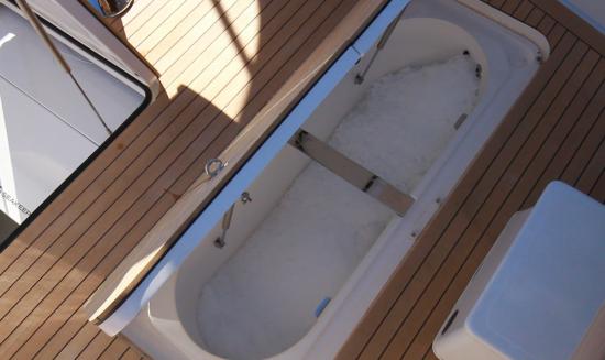 Hatteras GT59 fish box