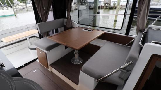 Jeanneau NC 1095 dinette