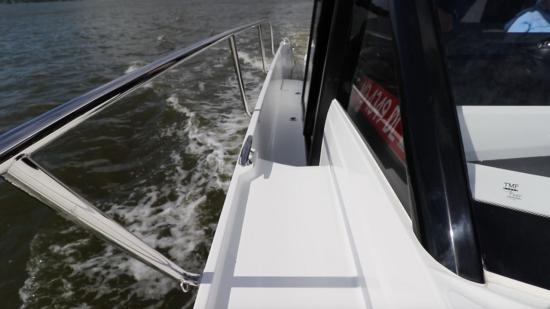 Jeanneau NC 1095 side deck