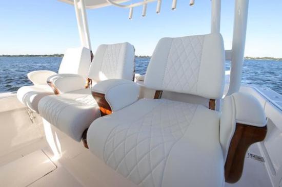 Jupiter 43 SF helm seats