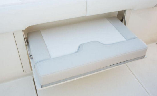 Mako 334 CC bench seat