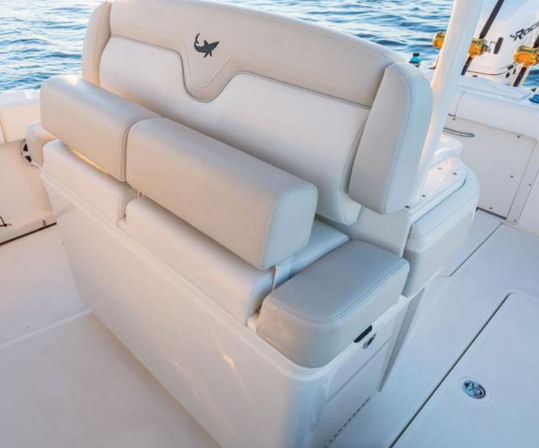 Mako 334 CC leaning post