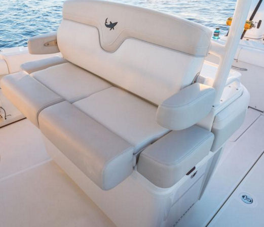 Mako 334 CC leaning post