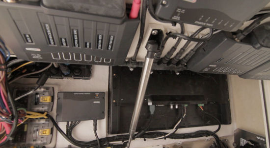 Mako 334 CC rigging access