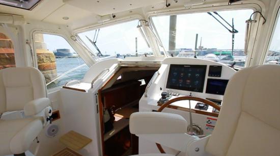 MJM 35z companionway