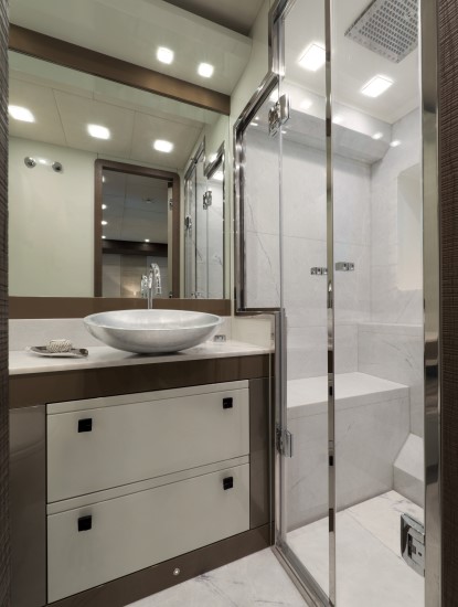 Monte Carlo Yachts 96 guest head