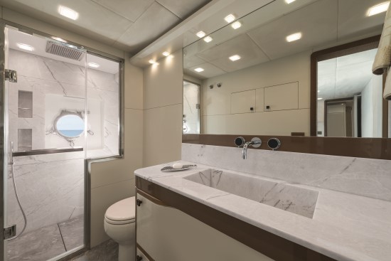 Monte Carlo Yachts 96 vip head