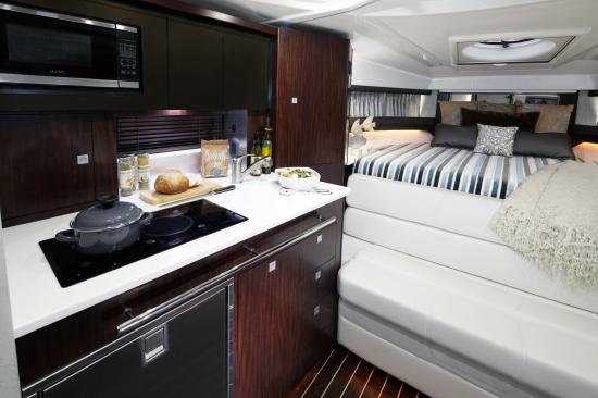 Monterey 335 SY salon