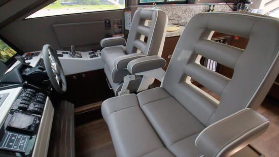 Neptunus 650 Express helm seats