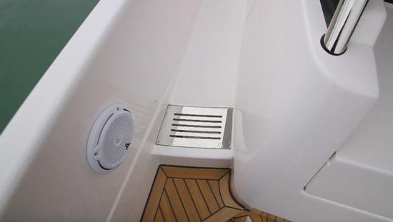 Neptunus 650 Express side deck