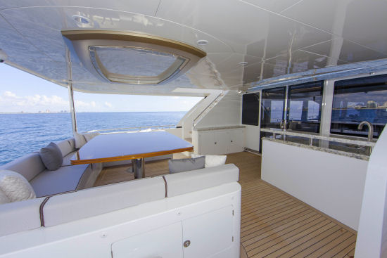 Ocean Alexander 100 Skylounge seating