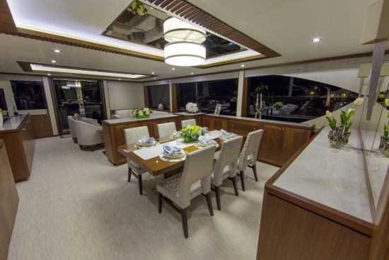 Ocean Alexander 100 Skylounge windows