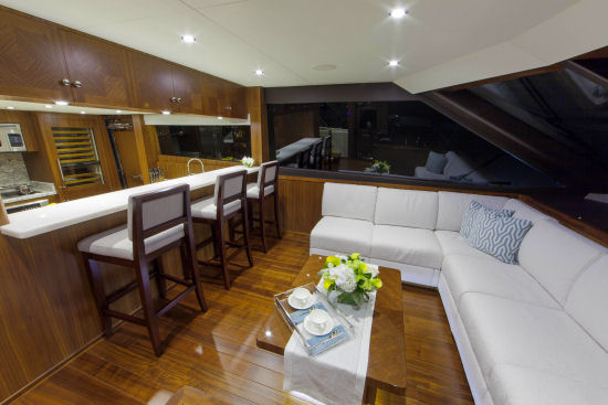 Ocean Alexander 100 Motoryacht gathering area