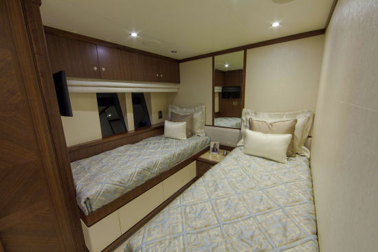 Ocean Alexander 100 Motoryacht guest staterooms