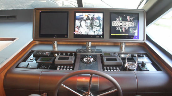 Ocean Alexander 100 Motoryacht helm